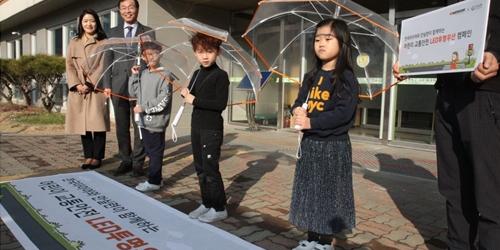 한국타이어앤테크놀로지, 초등학교 12곳에 교통사고 예방우산 기부