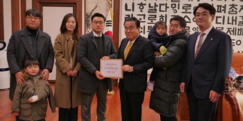 문희상. 학부모와 박용진 만나 “유치원3법 처리 늦어져 미안”