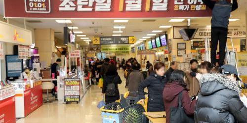 이마트, 새해 첫 날 최대 50% 할인판매하는 '초탄일' 행사 열어