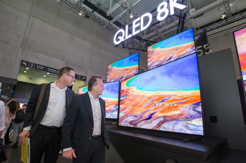 8K TV 논란 종지부, LG전자는 명분 얻고 삼성전자는 실리 챙겼다