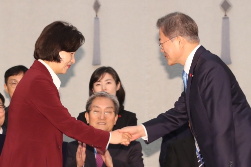 문재인, 추미애에게 임명장 주며 “검찰 최종감독자로 개혁 이끌어야”  