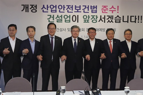 현대건설 작년 최악 산업재해업체 되나, 안전 내건 <a href='https://www.businesspost.co.kr/BP?command=article_view&num=165219' class='human_link' style='text-decoration:underline' target='_blank'>박동욱</a>에게 부담 