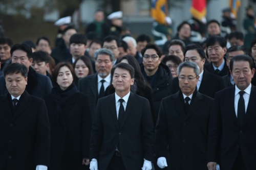 안철수, 현충원 참배 뒤 "선거 자체에 관한 깊은 고민 아직 없다"