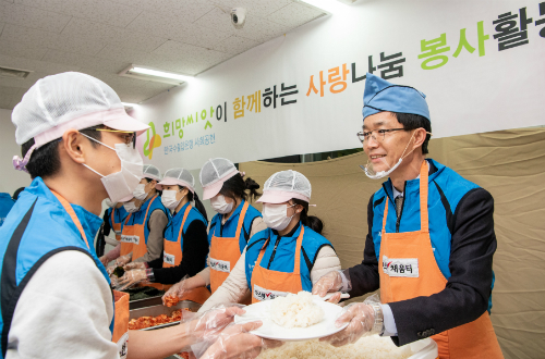 방문규, 수출입은행 봉사단과 서울역 무료급식소 찾아 배식 봉사 