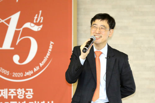 <a href='https://www.businesspost.co.kr/BP?command=article_view&num=154363' class='human_link' style='text-decoration:underline' target='_blank'>이석주</a>, 제주항공 창립 15돌 기념식에서 “대표는 최고고객책임자 ”