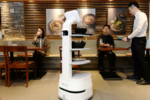 LG전자, CJ푸드빌 제일제면소에서 음식 나르는 로봇 적용  