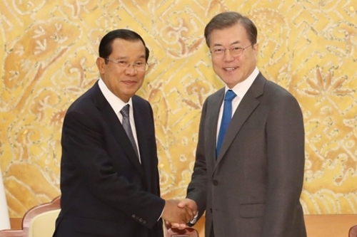 문재인, 캄보디아 총리 만나 “두 나라 호혜적 협력 강화 기대”