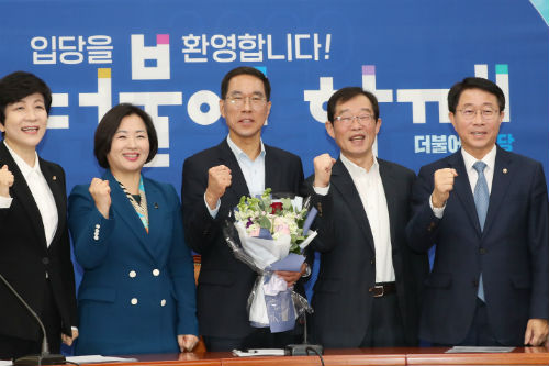 전 한국노총 위원장 <a href='https://www.businesspost.co.kr/BP?command=article_view&num=113275' class='human_link' style='text-decoration:underline' target='_blank'>김주영</a> 민주당 입당, “노동존중사회 만들겠다”