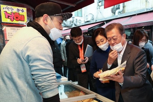 문재인, 남대문시장 찾아 “신종 코로나로 지나치게 불안해할 필요없다”