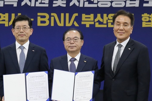 BNK부산은행 코로나19 피해기업 지원, <a href='https://www.businesspost.co.kr/BP?command=article_view&num=265513' class='human_link' style='text-decoration:underline' target='_blank'>김지완</a> “포용적 금융 확대”