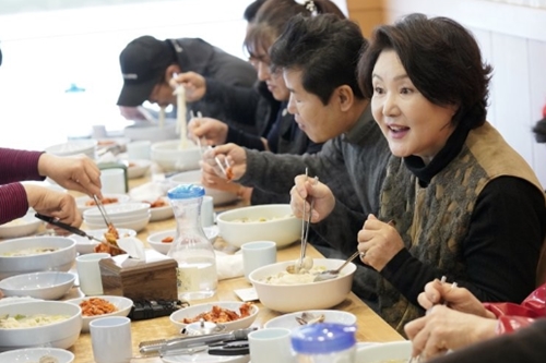 대통령 부인 김정숙 '코로나19 방문' 시장 찾아, "서로 돕는 전통 있다" 