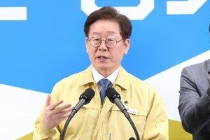 경기도 신천지 시설 강제 역학조사, <a href='https://www.businesspost.co.kr/BP?command=article_view&num=337845' class='human_link' style='text-decoration:underline' target='_blank'>이재명</a> "군사작전 수준 방역해야"