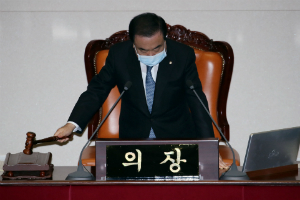 '코로나3법' 국회 통과, 입원치료 거부하면 1년 이하 징역