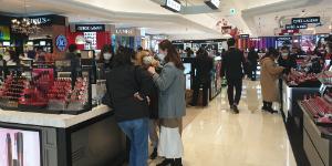 [현장] 신종 코로나 방역 뒤 문 연 신라면세점, 손님 보기가 어렵다 