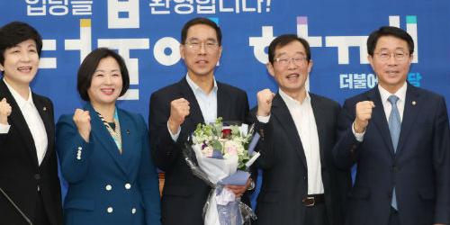전 한국노총 위원장 김주영 민주당 입당, “노동존중사회 만들겠다”
