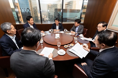 은성수, 윤종규 조용병 김정태 김광수 손태승 만나 코로나19 대응 당부