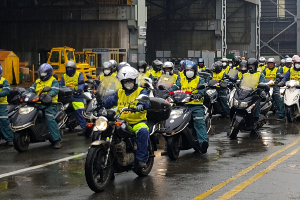 현대중공업 하청노동자들, 임금삭감 항의하며 오토바이 경적시위