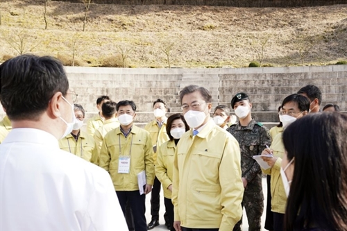 문재인, 생활치료센터 찾아 “연대와 협력이 코로나19 이기는 길”