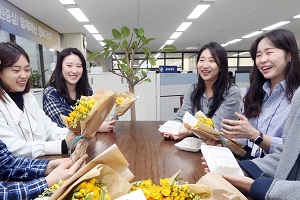 신한은행 꽃 나눔행사 시작, 진옥동도 대구 직원들에게 꽃 선물