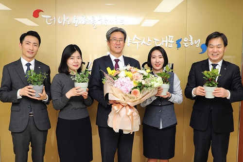 <a href='https://www.businesspost.co.kr/BP?command=article_view&num=185949' class='human_link' style='text-decoration:underline' target='_blank'>이동빈</a>, '화훼농가 돕기 릴레이' 동참해 Sh수협은행 직원에 꽃 선물 