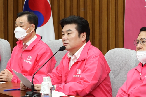 한국당 원유철 "정부가 중국 눈치 봐 코로나19 초기대응 실패"