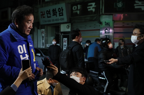 이낙연 첫 공식 선거운동으로 종로 소상공인 방문, "희망 잃지 말아야"