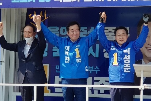 '겸손' 민주당 앞세운 이낙연, 서울 종로구 마지막도 허리 숙여 호소  