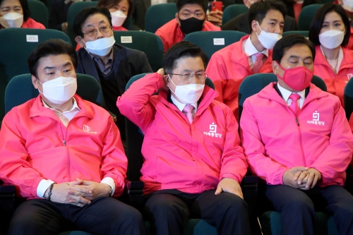 [출구조사] 통합당 패배 예상에 침통, 황교안 “경합지역 아직 많다”