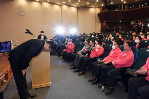 황교안 통합당 참패에 대표 사퇴, “나라 위해 작은 힘 보탤 일 찾겠다”