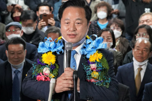민주당 김두관 ‘험지'에서 접전 끝 승리, “동서화합 엄숙한 명령 받든다”