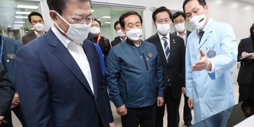 문재인, 구미 찾아 “연대와 협력으로 코로나19 극복하고 있어 감사