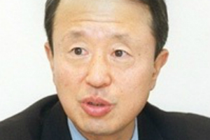 경찰, '경쟁사 비방 댓글' 지시 혐의로 남양유업 회장 <a href='https://www.businesspost.co.kr/BP?command=article_view&num=148795' class='human_link' style='text-decoration:underline' target='_blank'>홍원식</a> 조사 