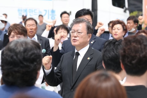 문재인 “헌법 전문에 5·18민주화운동 새겨야 위대한 역사로 자리매김”
