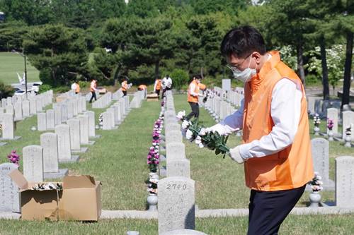 한화그룹 방산3사 대표 옥경석 김연철 이성수, 현충원 찾아 봉사활동