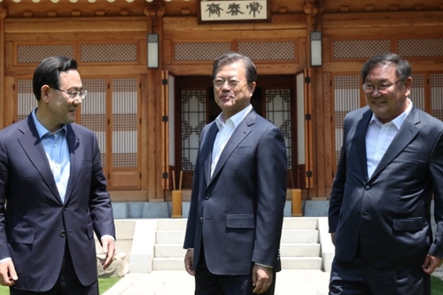 문재인, 여야 원내대표 만나 "1년 내내 국회 열리면 좋겠다"