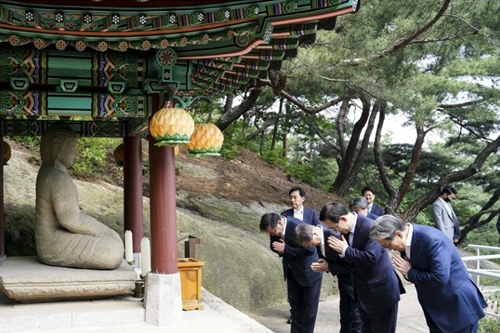 문재인, 정무수석 강기정에게 여야 정기적 회동 추진 지시