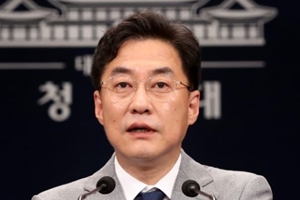 청와대 "대주주 요건 3억으로 낮추는 방안 재검토는 사실과 달라" 