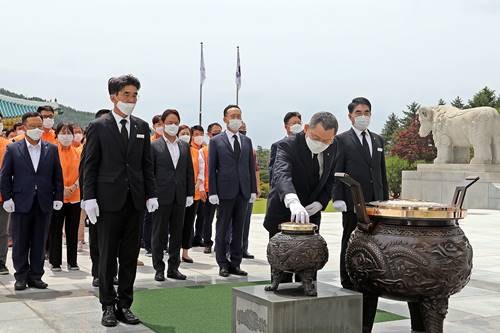 한화그룹 대전충청 계열사 임직원, 국립현충원 찾아 봉사활동 