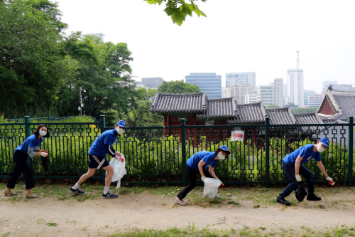 한국씨티은행 임직원 경희궁 환경정화활동, <a href='https://www.businesspost.co.kr/BP?command=article_view&num=159591' class='human_link' style='text-decoration:underline' target='_blank'>박진회</a> “지역사회 보탬”