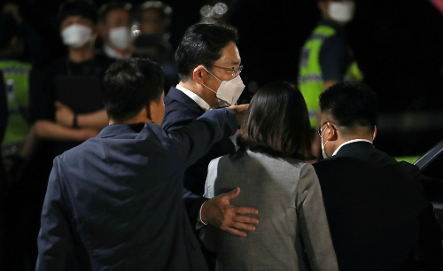 "이재용, 구속 피해 삼성 지배구조 개편과 인수합병 시도할 듯"  