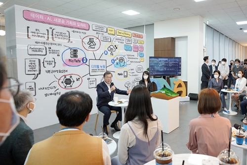 문재인 “디지털뉴딜로 한국이 선도형 경제로 갈 기반 마련" 