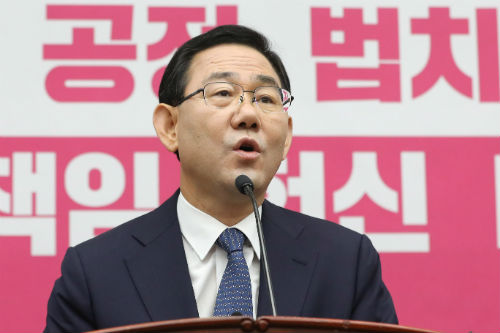 주호영 “현직 검찰총장 윤석열 놓고 대선주자 거명은 부적절”