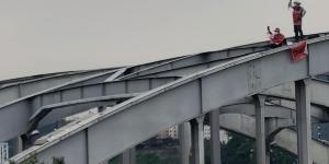 LG헬로비전 하청노동자 2명, 직접고용 요구하며 한강대교 고공농성