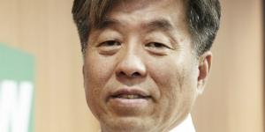 두산 회장 박정원도 상반기 보수 5억 미만, 동현수 퇴직금 포함 9억