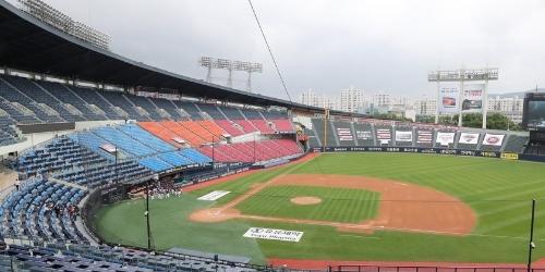 정부, 프로스포츠 경기에 관중 입장 제한적으로 허용하기로