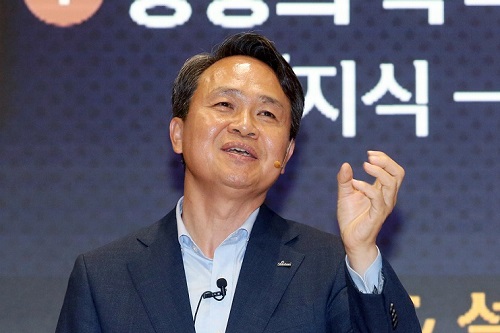 <a href='https://www.businesspost.co.kr/BP?command=article_view&num=338197' class='human_link' style='text-decoration:underline' target='_blank'>진옥동</a>, 신한은행 임직원에게 "코로나19 뒤 리더의 역할이 중요"