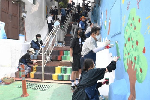한성희, 포스코건설 임직원과 인천 배다리마을 벽화 그리기 봉사활동