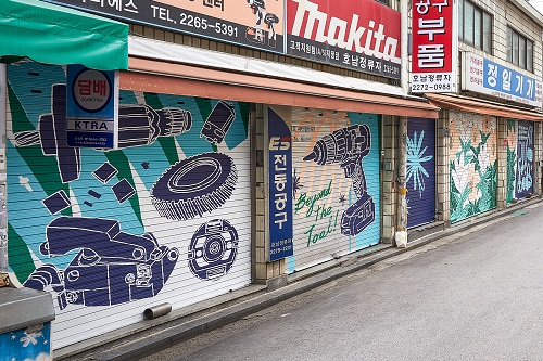 신한카드, 서울 을지로 가게 셔터에 그림 그려 꾸며 활성화 지원 