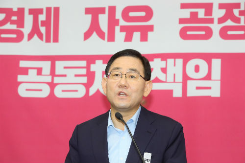 <a href='https://www.businesspost.co.kr/BP?command=article_view&num=294018' class='human_link' style='text-decoration:underline' target='_blank'>주호영</a> “한국판 뉴딜은 정부가 일자리 만들겠다는 출발부터 잘못"