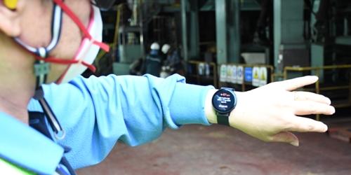 포스코, 고위험업무 제철소 직원들에 이상감지 스마트워치 지급